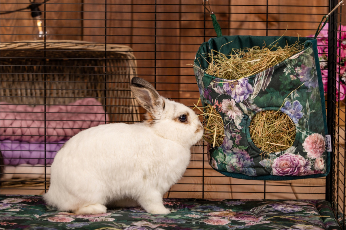 A hay rack with a flap "Romantic Garden" for rabbits, guinea pigs, chinchillas, degus A hay rack with a flap "Romantic Garden" for rabbits, guinea pigs, chinchillas, degus